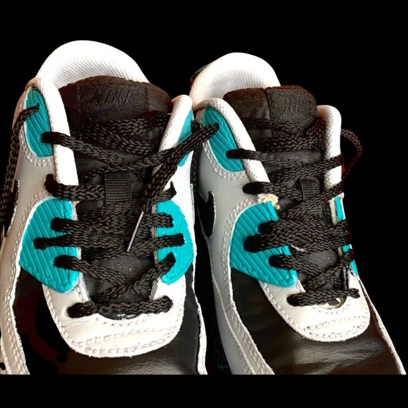 Nike Air Max 90 Essential • Triple Leather • Women’s Sneakers • Size 5 - Picture 4 of 6